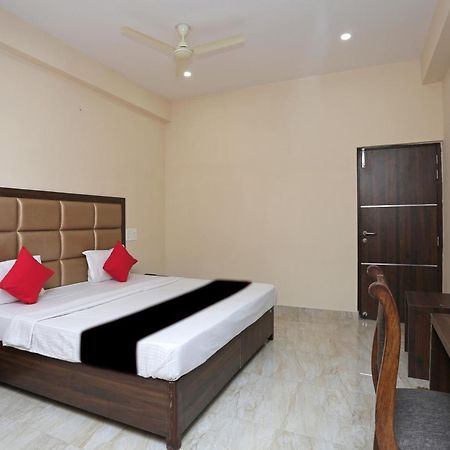 Capital O 37423 Golden Leaf Hotel Dehradun Exterior photo