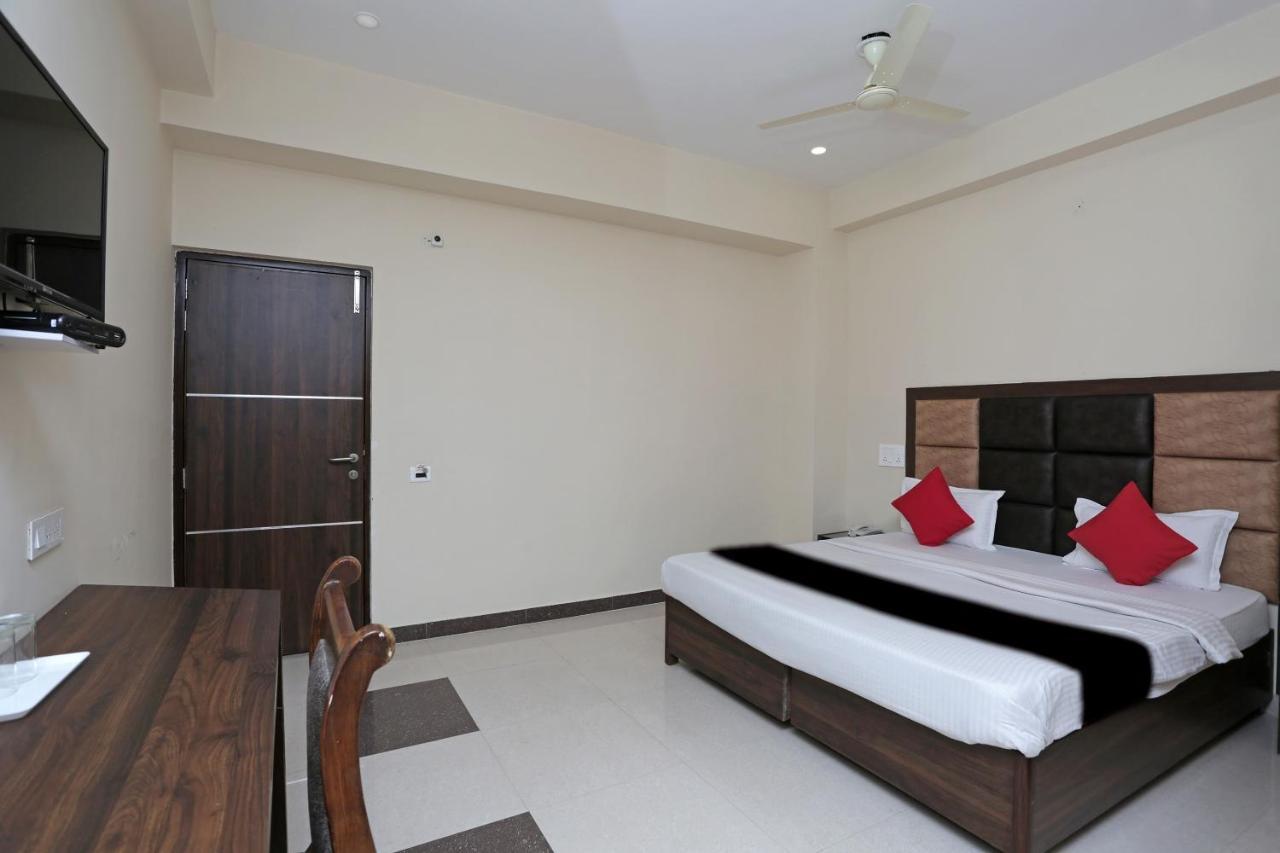 Capital O 37423 Golden Leaf Hotel Dehradun Exterior photo