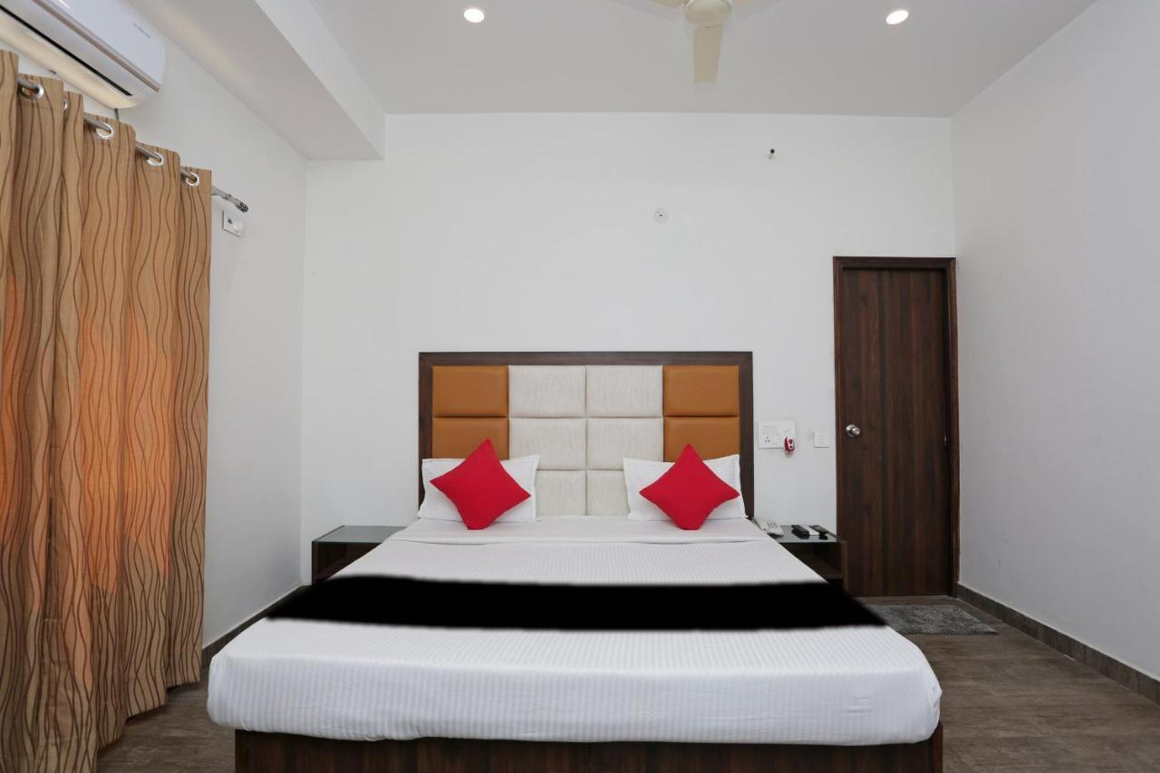 Capital O 37423 Golden Leaf Hotel Dehradun Exterior photo