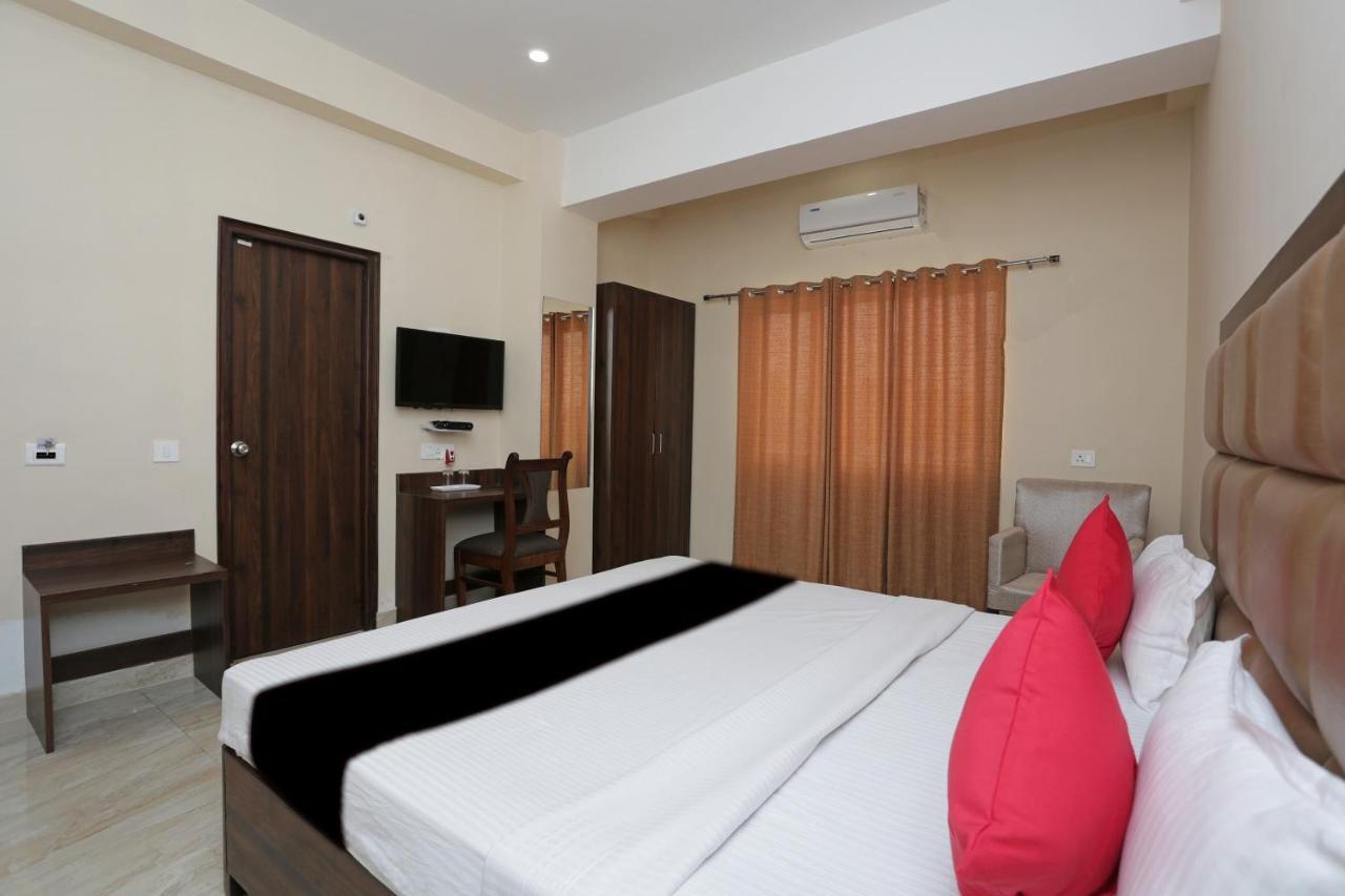 Capital O 37423 Golden Leaf Hotel Dehradun Exterior photo