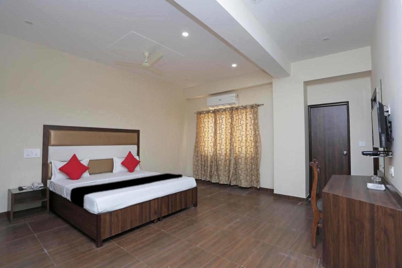 Capital O 37423 Golden Leaf Hotel Dehradun Exterior photo