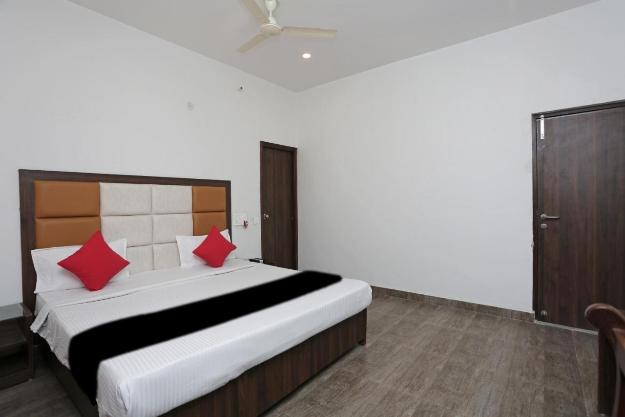 Capital O 37423 Golden Leaf Hotel Dehradun Exterior photo