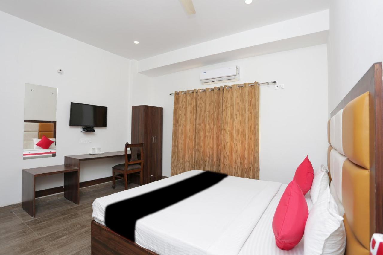Capital O 37423 Golden Leaf Hotel Dehradun Exterior photo