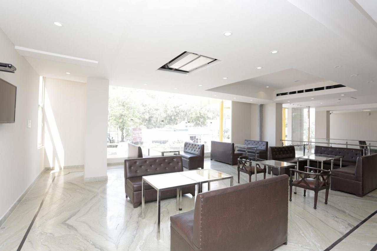 Capital O 37423 Golden Leaf Hotel Dehradun Exterior photo