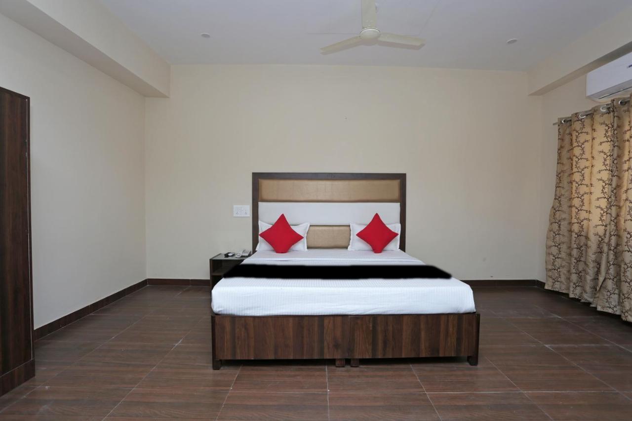 Capital O 37423 Golden Leaf Hotel Dehradun Exterior photo