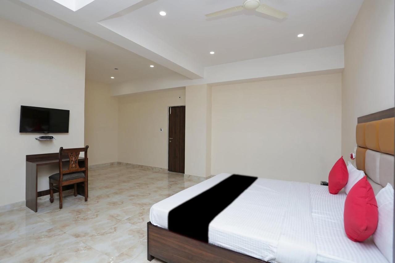 Capital O 37423 Golden Leaf Hotel Dehradun Exterior photo