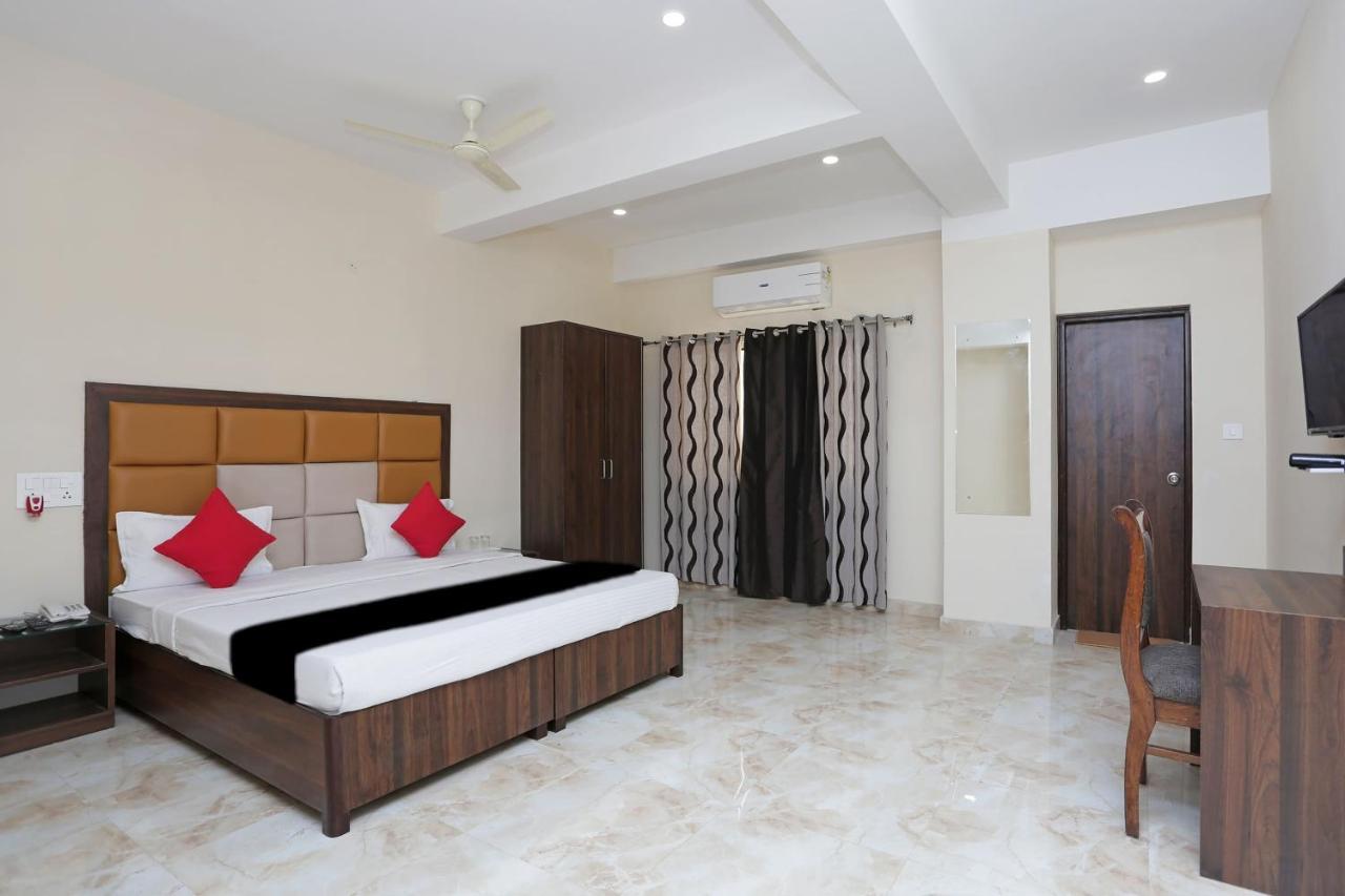 Capital O 37423 Golden Leaf Hotel Dehradun Exterior photo
