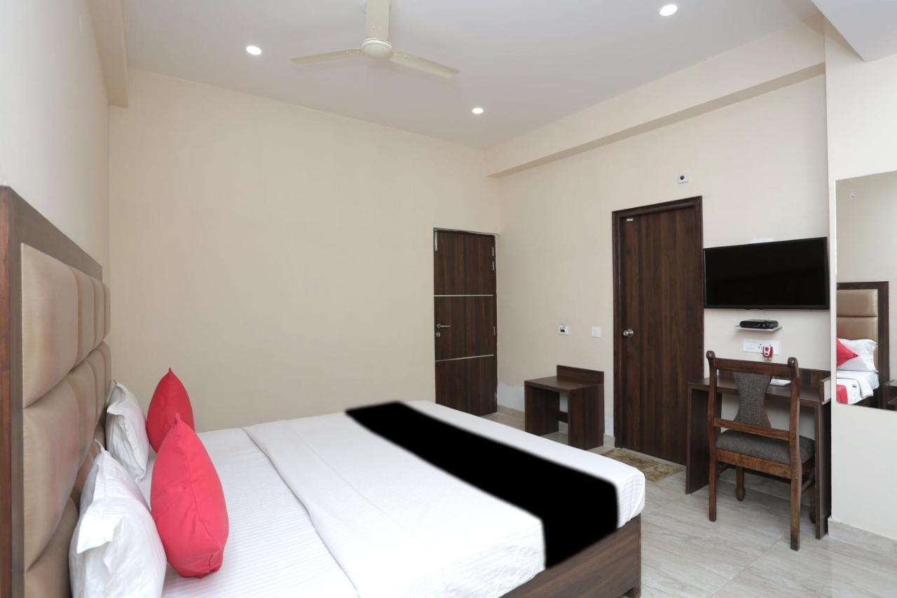 Capital O 37423 Golden Leaf Hotel Dehradun Exterior photo
