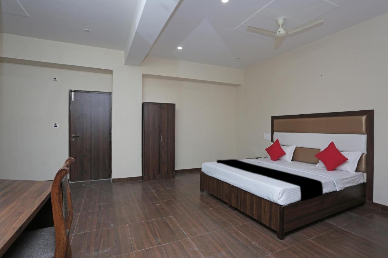 Capital O 37423 Golden Leaf Hotel Dehradun Exterior photo