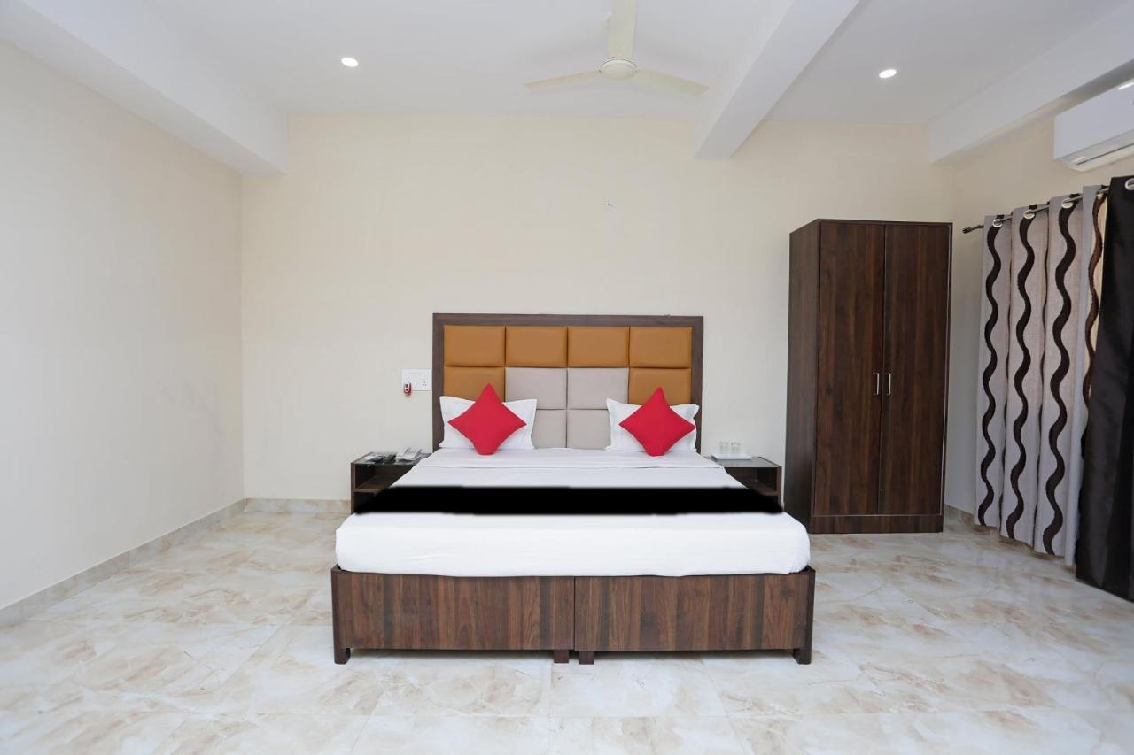 Capital O 37423 Golden Leaf Hotel Dehradun Exterior photo