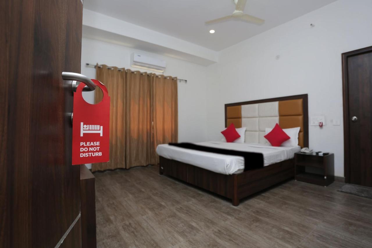 Capital O 37423 Golden Leaf Hotel Dehradun Exterior photo