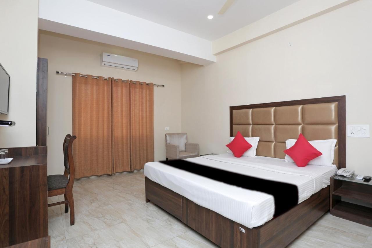 Capital O 37423 Golden Leaf Hotel Dehradun Exterior photo