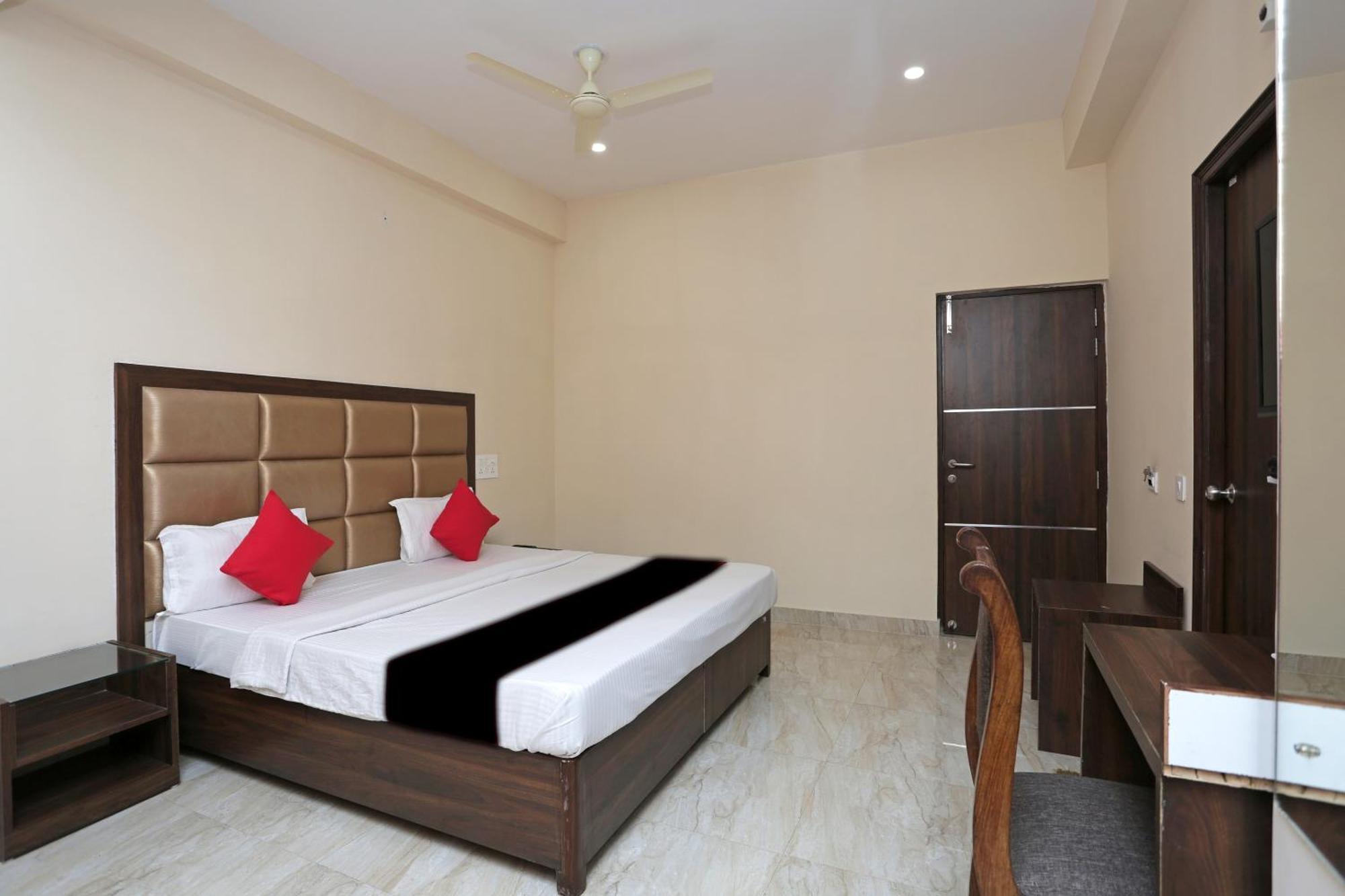 Capital O 37423 Golden Leaf Hotel Dehradun Exterior photo